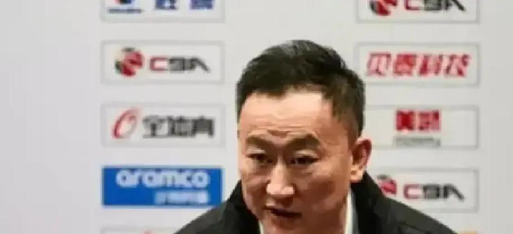 摔板那一刻，青岛活了！
 
落后14分，刘维伟把战术板砸成两半。裁判没给T，全队