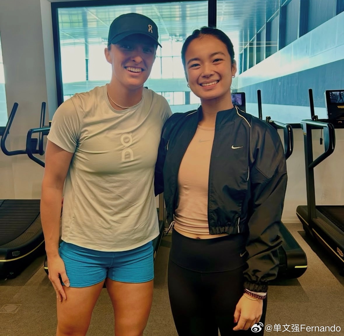 斯瓦泰克🤝伊埃拉！Iga和Alex在纳达尔网球学院相遇了，合拍一张！wta