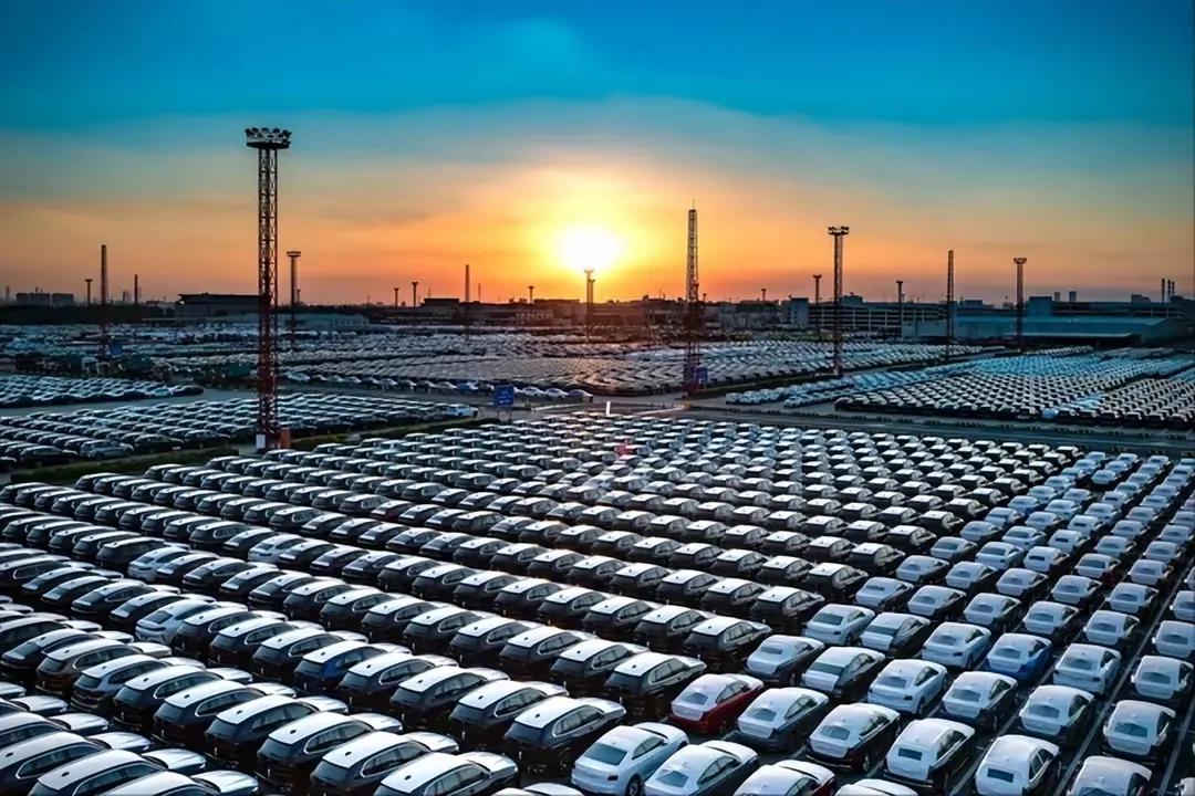 2024年头4个月，中国对美国的出口总额非但未降，反而出现强劲的增势。尤其需要关