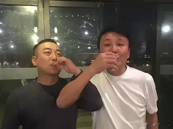 这俩哥们就是铁刘国梁