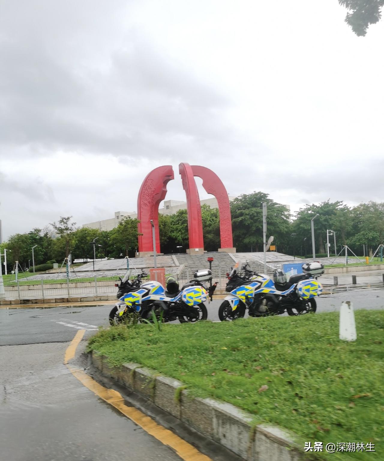 深圳宝安午后变天，狂风暴雨下个不停！刚路过打卡地标“湾区之光”旁的红色雕塑，雨幕