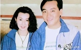 1983年，在一场香港小姐选美大赛中，张曼玉以亚军和“最上镜小姐”的身份风光无限