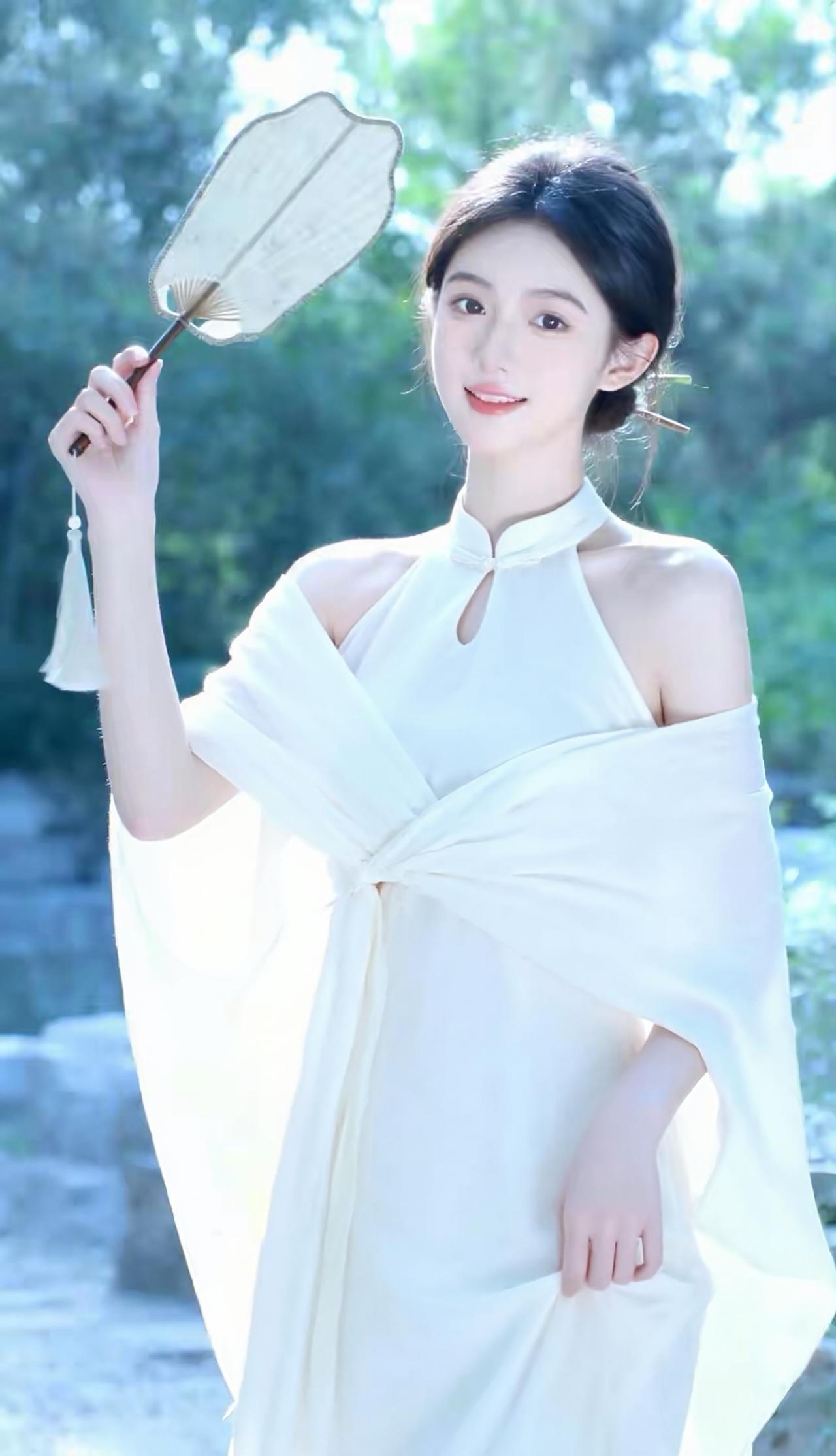 人物与服饰
妆容发型：女子妆容清透淡雅，眉眼如画，唇色温柔；乌黑秀发盘起，简约利