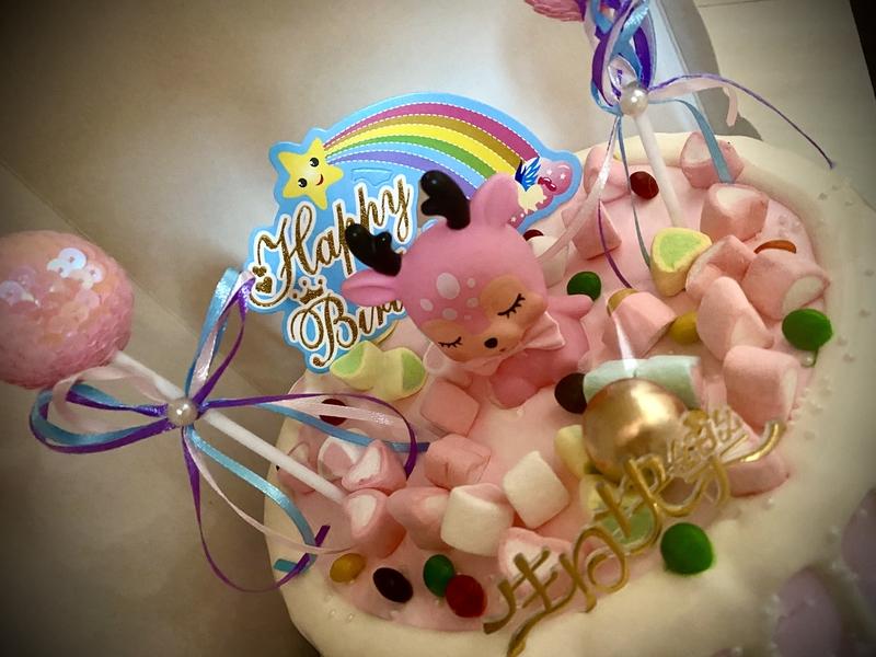 易烊千玺补发25岁生日图这事太让人惊喜了。12月4日中午，他在社交账号发了迟来的