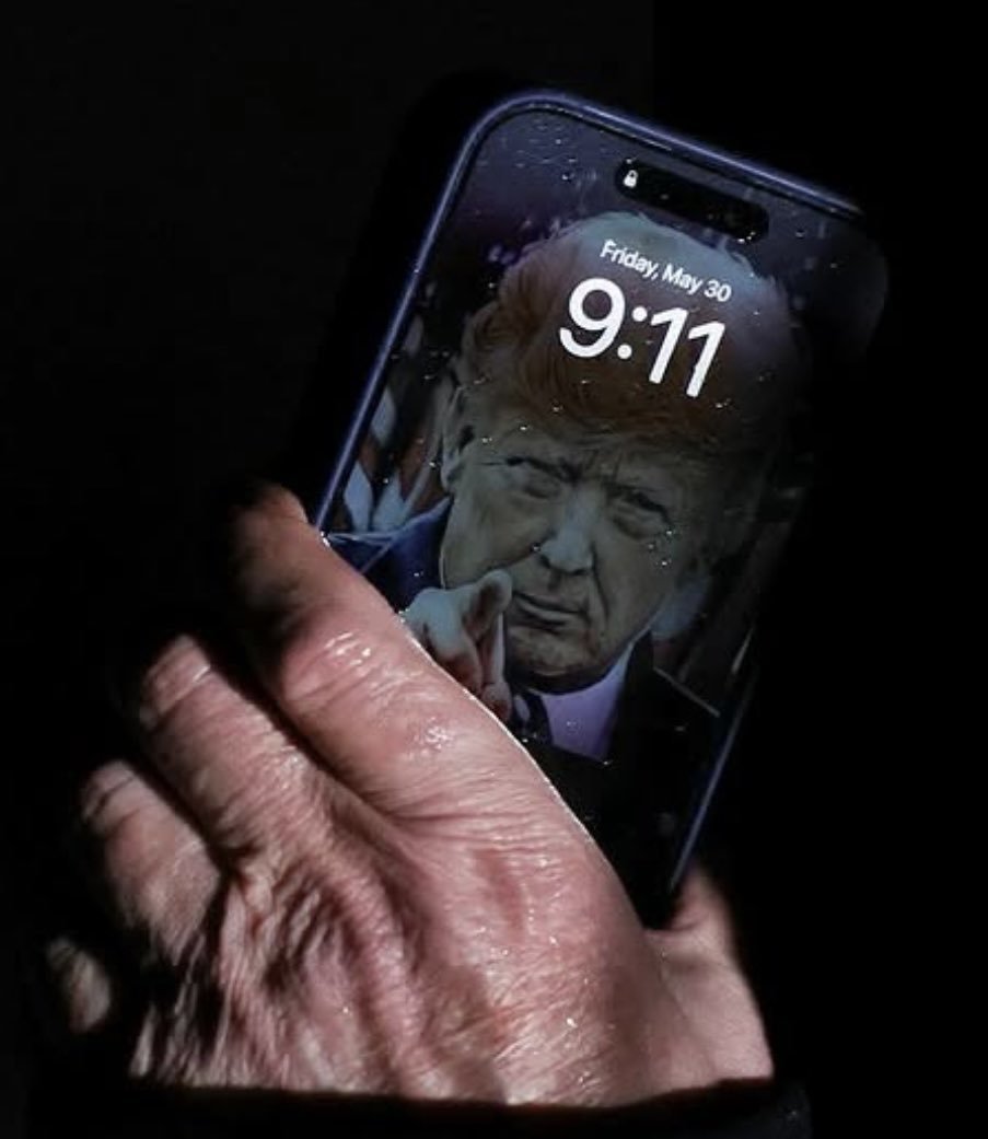 川普用的 iPhone 锁屏壁纸是他自己的照片 ​​​