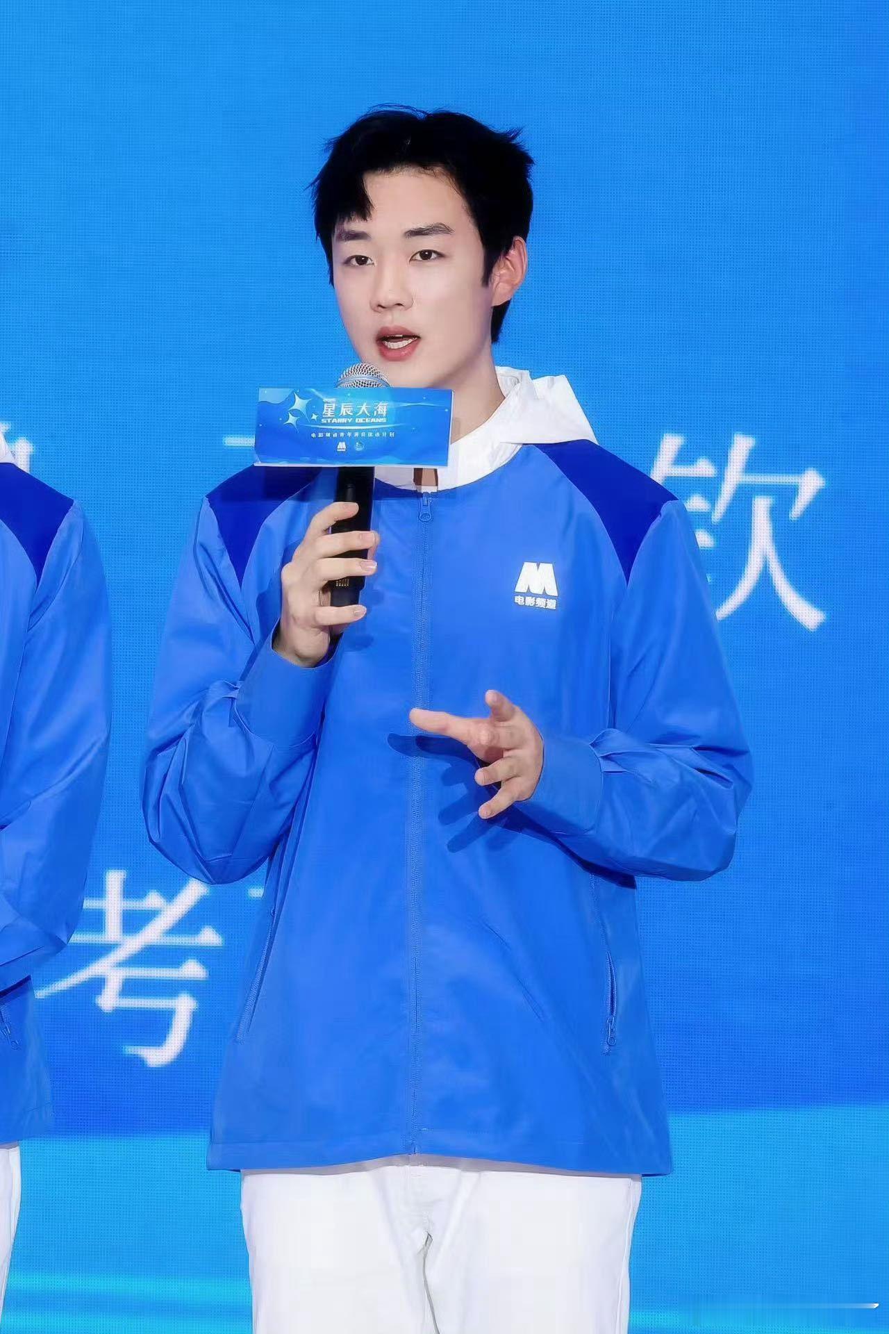 无剧本的真实最动人！陈少熙的空耳事件不仅让粉丝觉得可爱，业内也肯定其价值，这种鲜