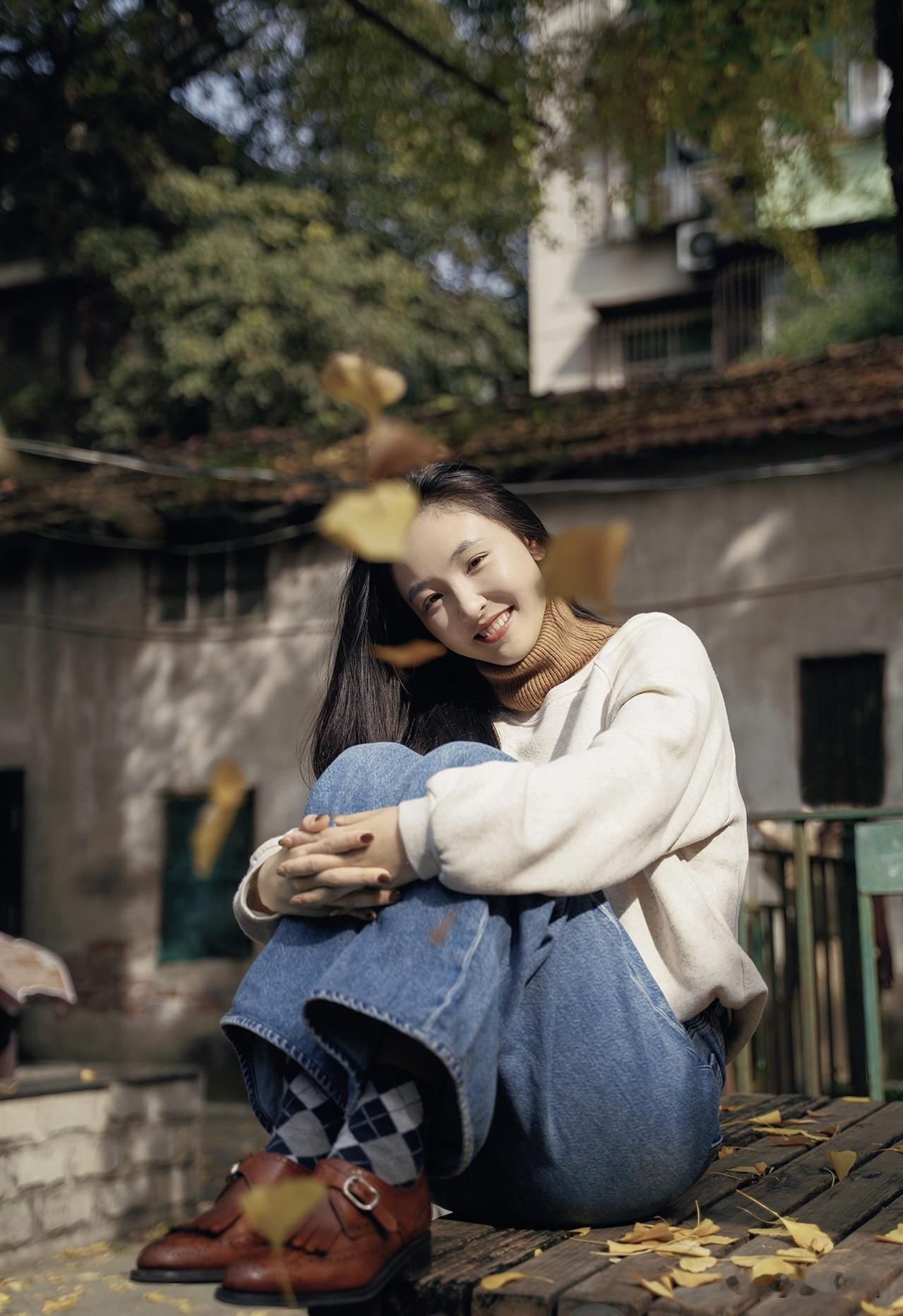 吴倩秋日银杏写真，恍见赵默笙。女明星就是女明星，老破小都能拍出秋日氛围感，一颦一