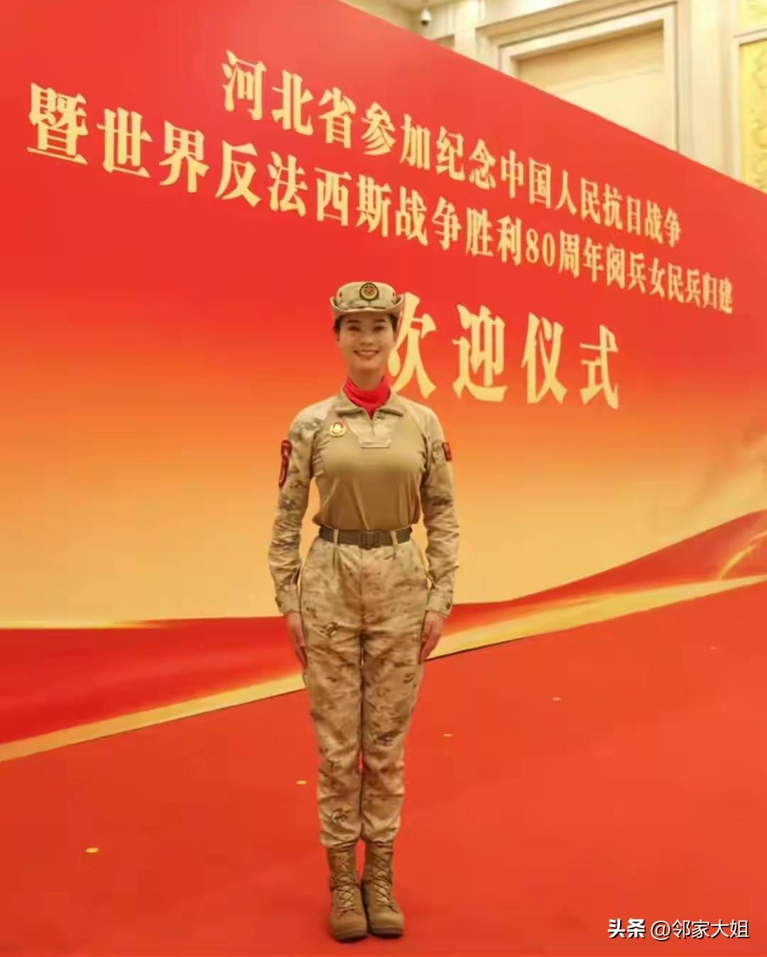 在九三阅兵中，民兵方队受到巨大关注。
 
在一众女民兵中，来自河北的李思颖火了，