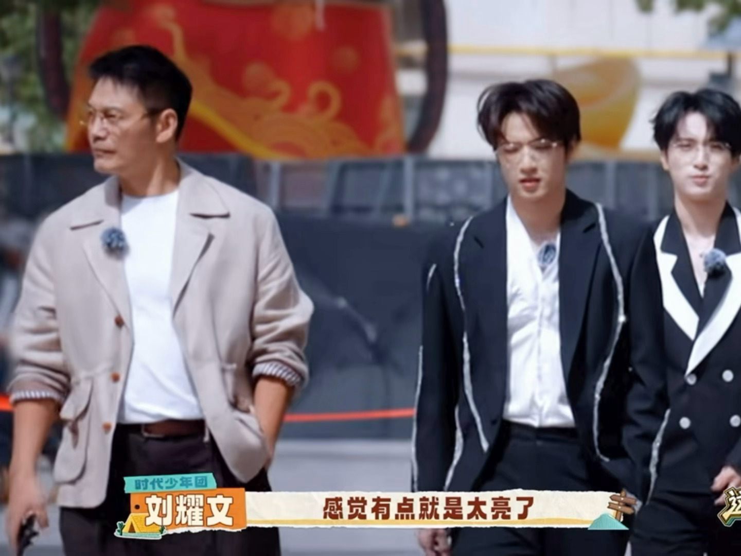 第一次见有人走在户外嫌天太亮了。 