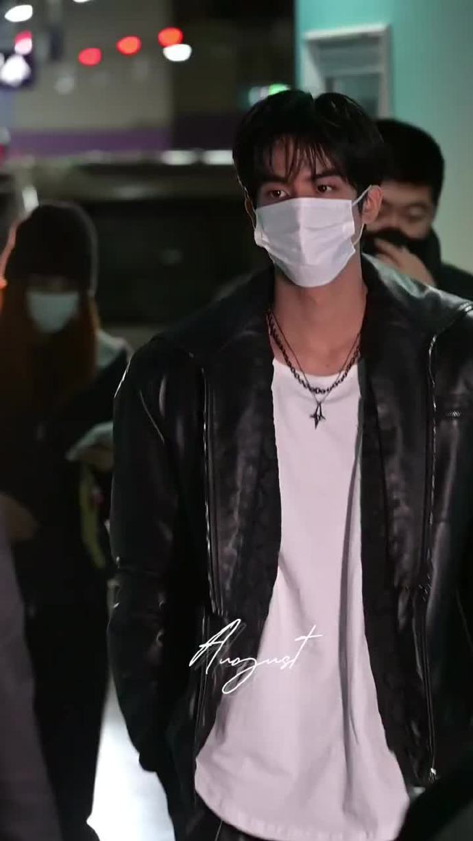 宋威龙赵今麦酷哥御姐上班了 赵今麦追剧团黑大衣造型 赵今麦追剧团黑大衣造型，宋威