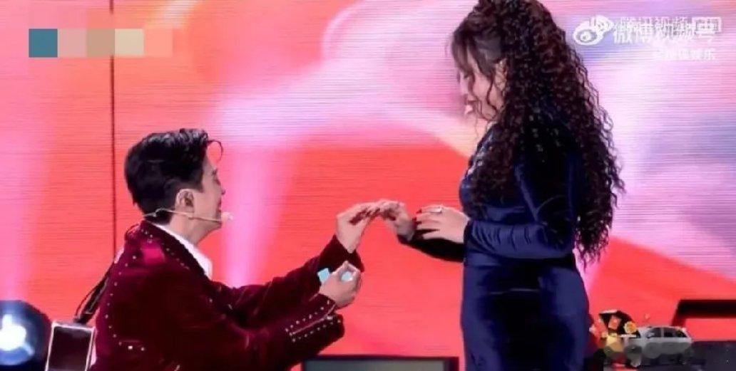 现在的跨年演唱会为了收视率，还真是绞尽脑汁，「不择手段」啊！接吻的、求婚的、流量