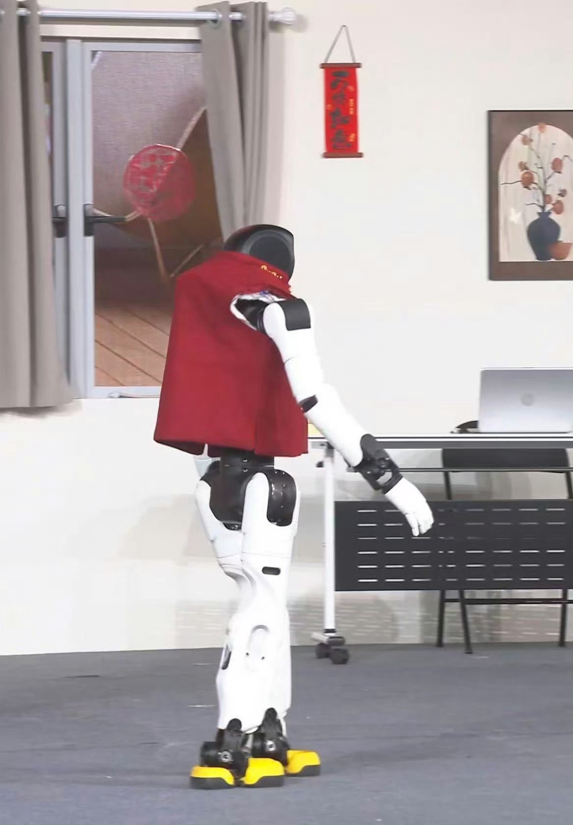 以前的机器人vs现在的机器人从“固定站位”到“灵活走位”，从“执行程序”到“即兴