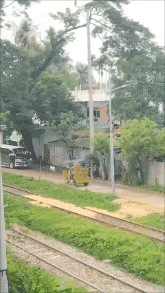 神奇南亚！大开眼界！外挂火车，竟成网红打卡地标😂