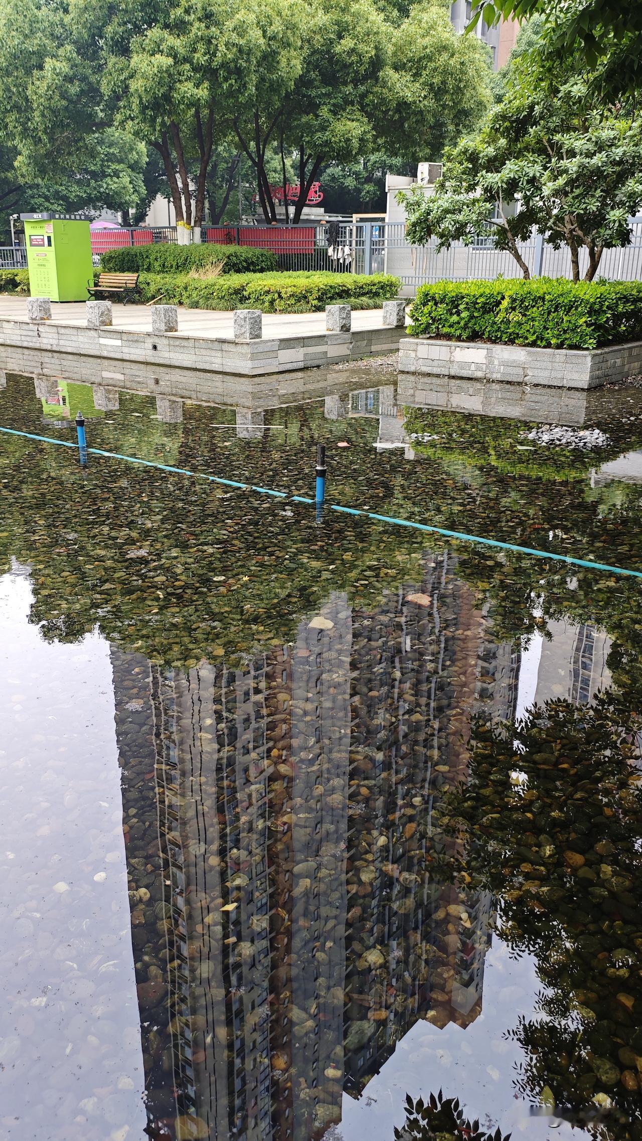 能否分享一下你拍摄的天空在城市的小区内，能拍摄到水中倒影的天空之境，恐怕也是万里