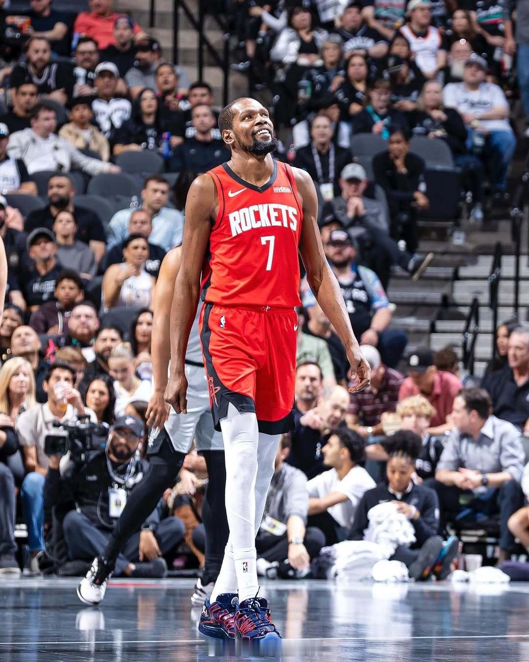 伊森被问到本赛季进攻端最大的变化是什么时：“最大的不同是我们得到了杜兰特。这可是