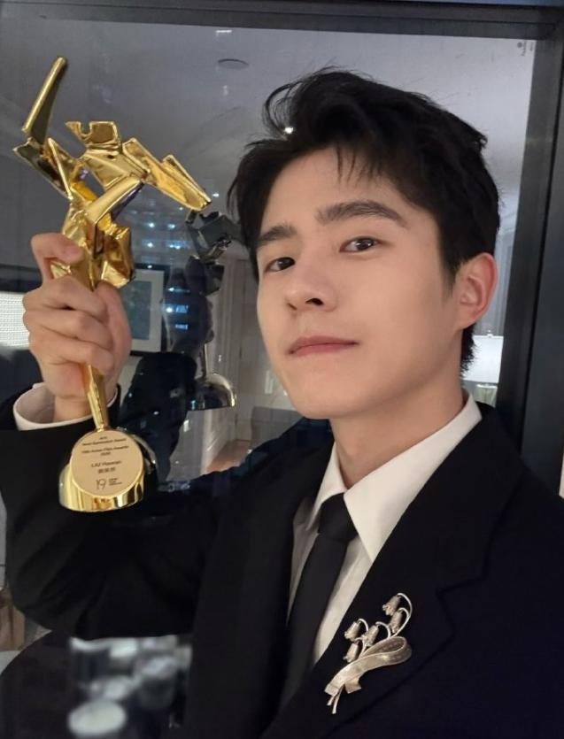 刘昊然获得亚洲电影大奖新世代奖！
中国第一个获得亚洲电影大奖新世代奖的演员是赵丽