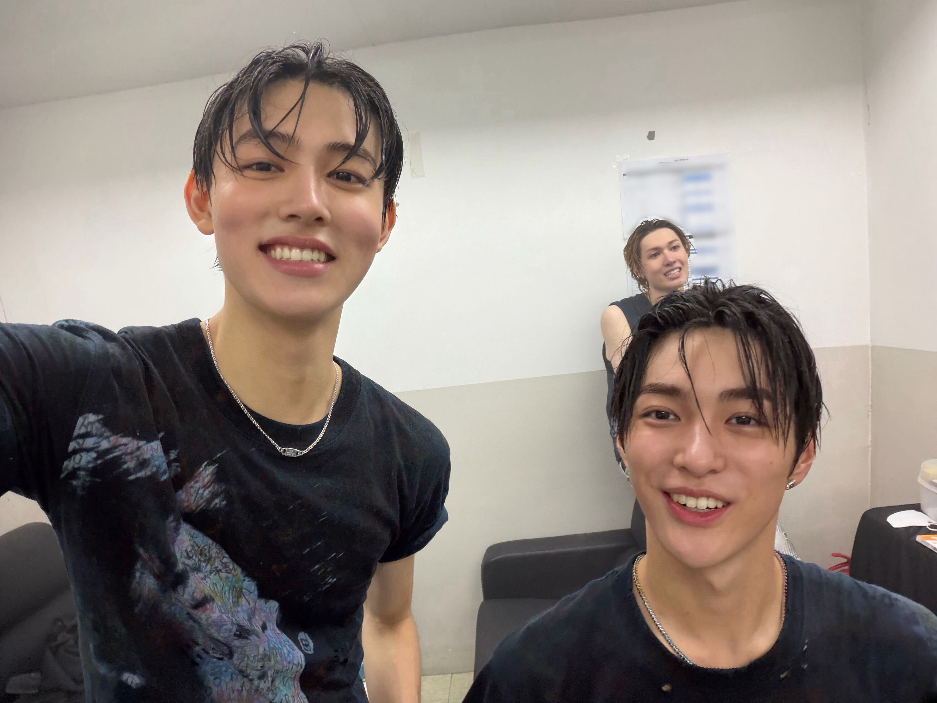 COER！！能够把我们在韩国的第一次巡演 PUT YOUR PHONE DOWN