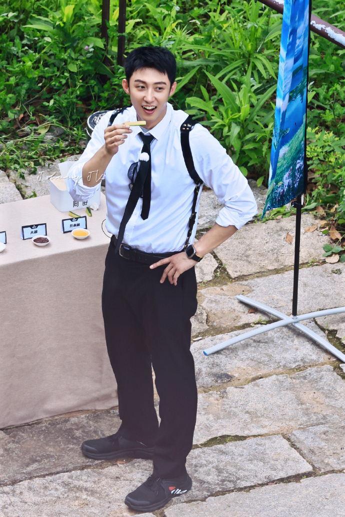 黄景瑜林臻东破次元同框 黄景瑜戏里是热血赛车手林臻东，戏外直接偶遇林臻东原型张臻