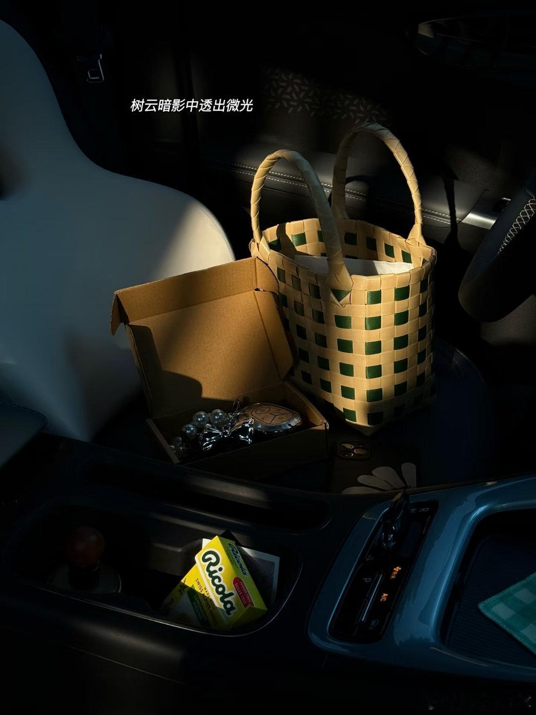 吉利汽车[超话] 我给上班搭子（星愿）的穿搭分享Version IV 阴雨天的通