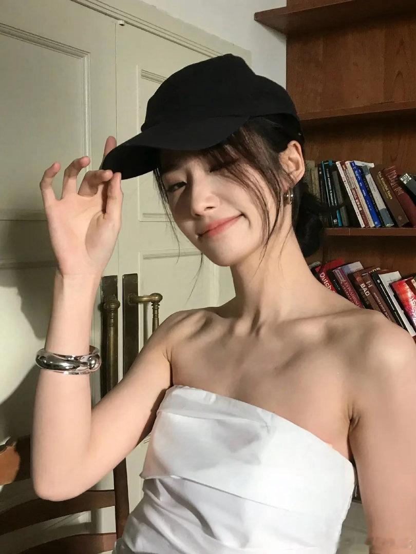 感觉做卢昱晓花粉很幸福吧真的瘦了好多，而且每天不同风格的营业好幸福吧这个营业真的