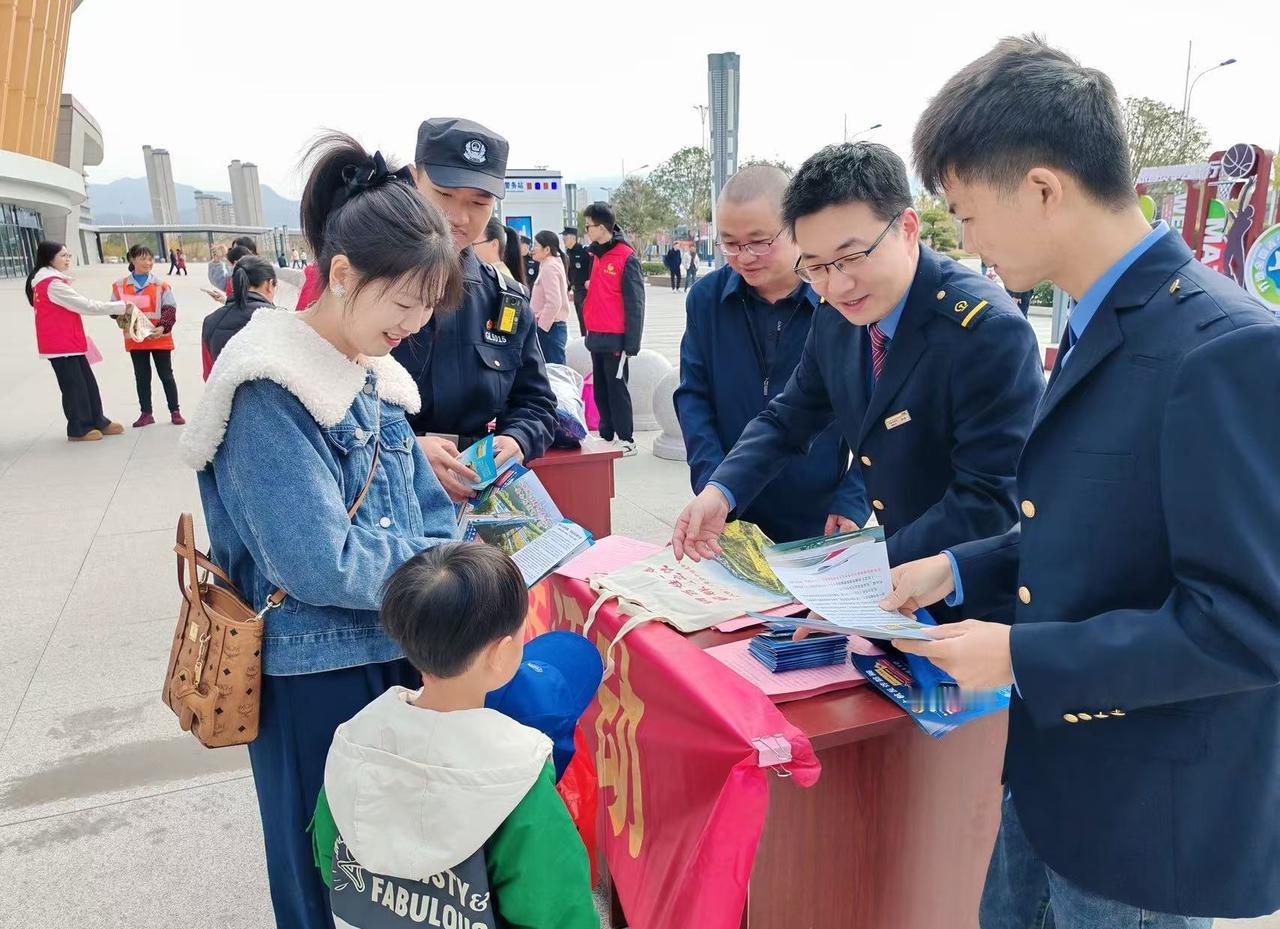 近日，@海峡情-南铁龙岩车务段 上杭站联合上杭县政府、铁路派出所，在车站出站口开