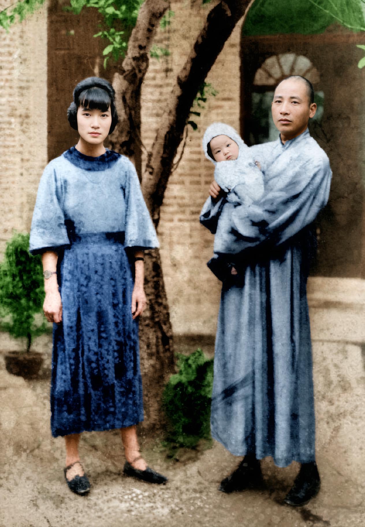 1928年，身着长衫的刘文辉（右）剃着光头，怀抱着刚出生不久的长子刘元彦；左侧妻