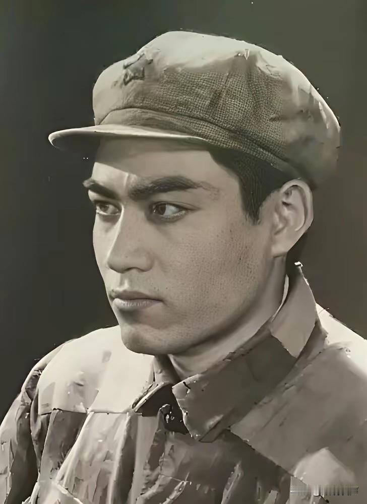 1956 年，他出生于北京，1978 年从中央戏剧学院毕业后开启演艺之路。198