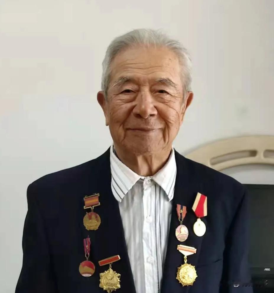 被誉为“小八路”的法治日报记者站首任站长王生明先生，于公元2025年11月20日