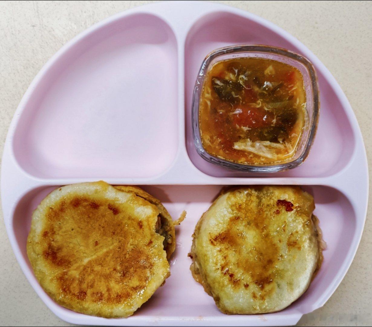 #糖糖的饭饭##科学育儿营养护航# 糖糖从前天晚上才想吃东西，病了近半个月没有食