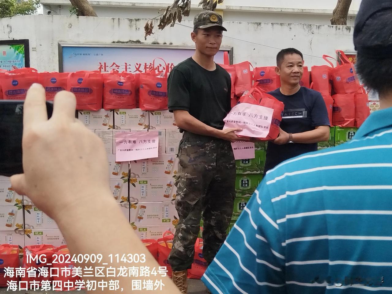 致敬兵哥
某年我带单反相机在某地公园逛拍，有一要入伍的帅哥在带着他母亲游览公园，