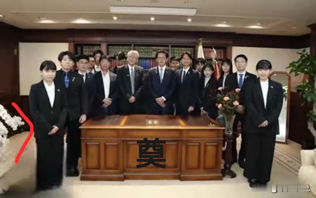 “里面躺的是谁”，高市早苗的办公桌形似棺材
弯弯那边一堆政客到日本窜访，窜访的过