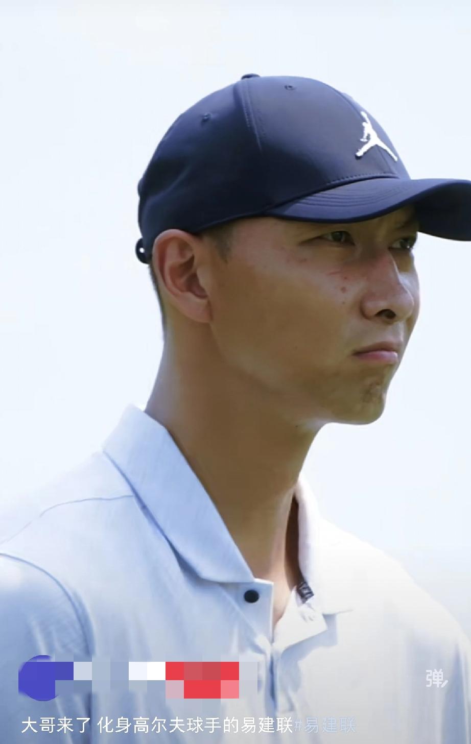 易建联脸上竟然有伤！他自己开观光车到球场打高尔夫，神情有些落寞!

3月20日，