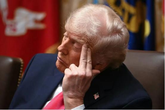 美国砸了800亿，打了100天，连伊朗都搞不定！盟友全跑光，航母被掏空，全世界都
