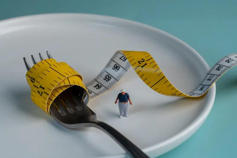 减肚子上的肉，得从多方面下手。
饮食上，要控制热量，多吃蔬菜、全谷物和水果这类富