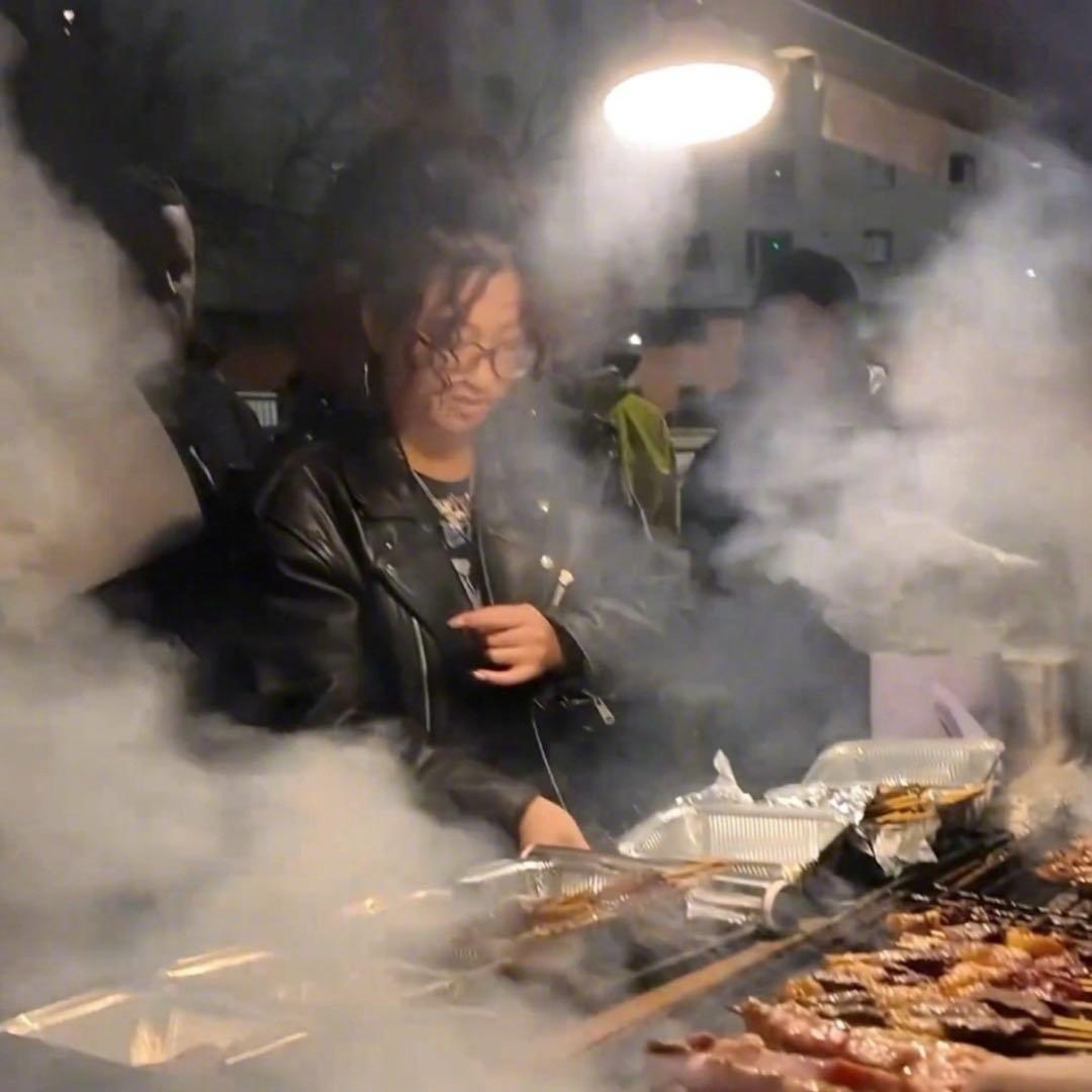 最近曼彻斯特街头出了件新鲜事儿——一位中国女子把烧烤摊支到了英国，炭火一架，孜然