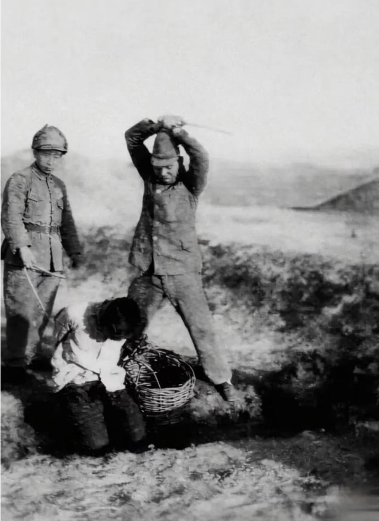 总有人说抗战时期的日军屠杀相关照片是“后期伪造”，这张日军随军记者自己拍的试刀照