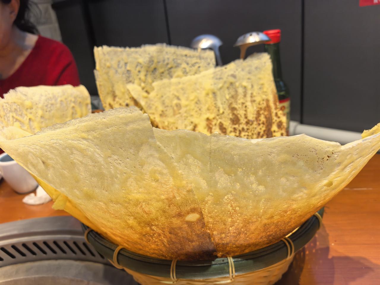 铁锅贴的苞米面大饼子，铁锅炖的排骨、土豆、干豆角外加宽粉，还有用煮熟的鹅蛋拌的凉