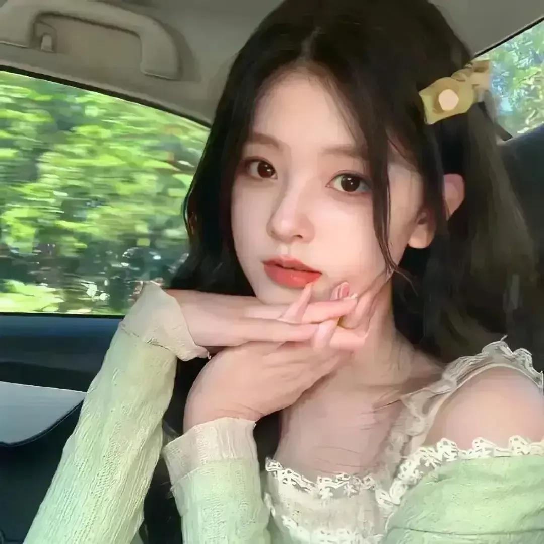 车内自拍，清新少女风，绿意盎然背景，甜美妆容，温柔可爱自然美少女自拍 唯美风景自