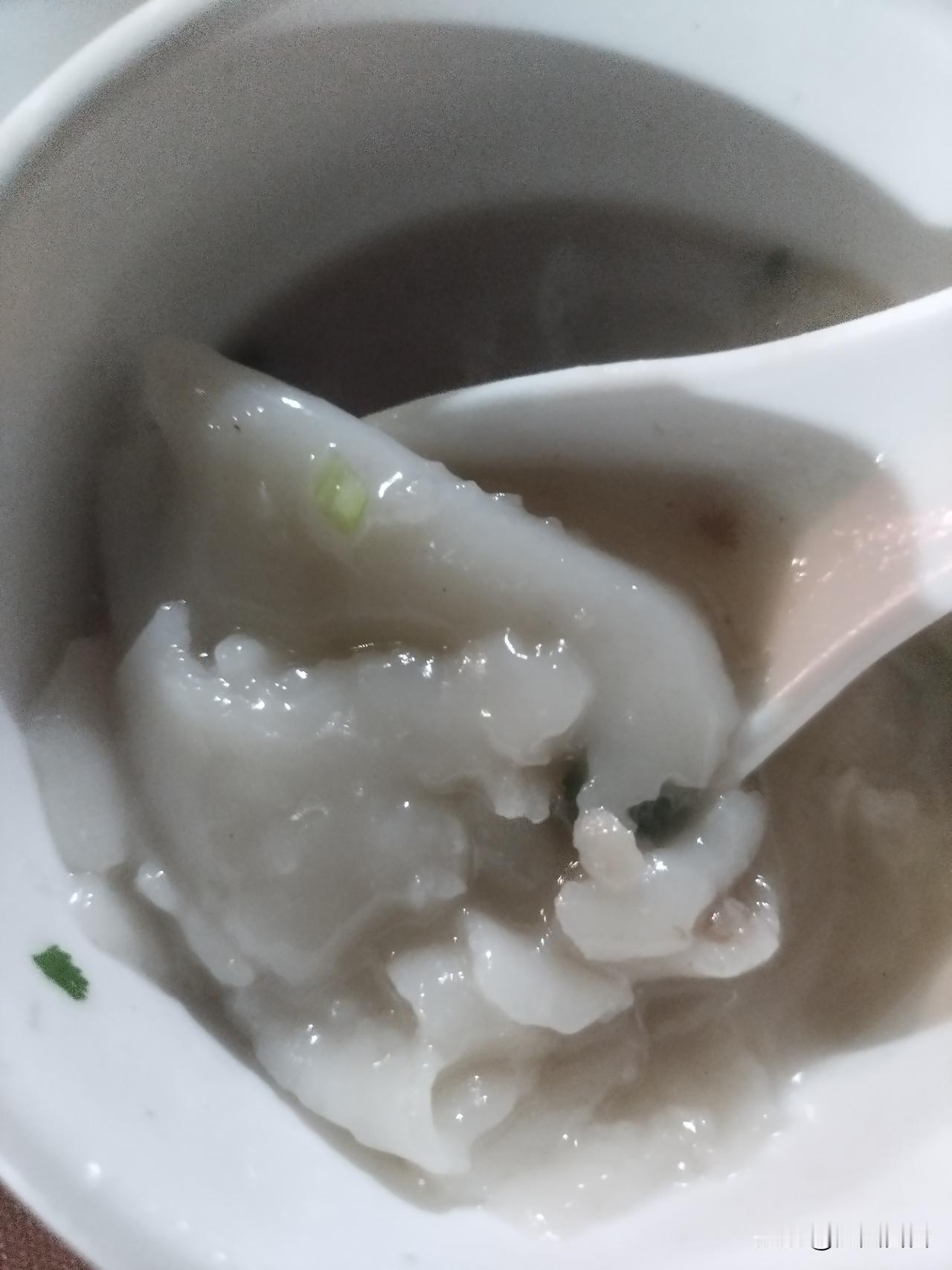 阳江特色小吃——濑镬撑。
濑镬撑是阳江沿海地区的一种粉面食品。将米浆沿着烧热的镬
