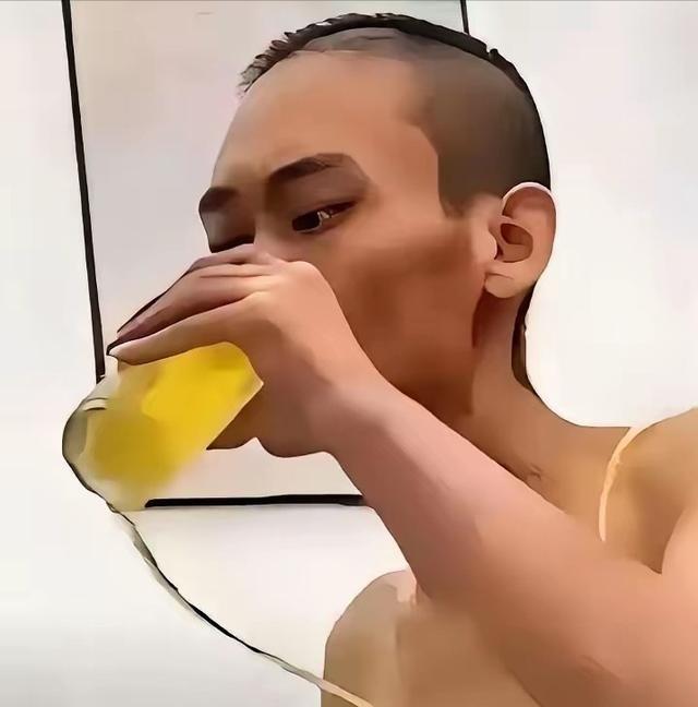 心酸！一名男子癌症晚期，他主动停止治疗，自己买来一箱啤酒喝，医生看到后劝他别喝，