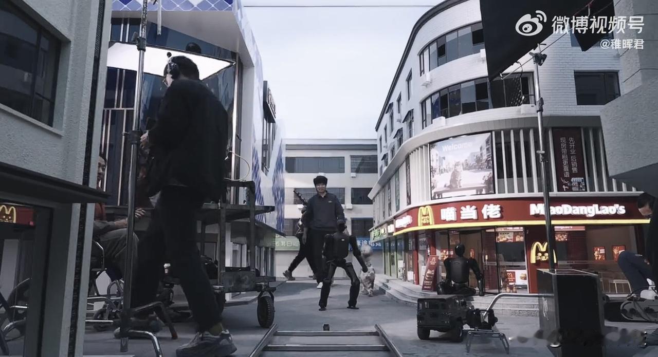 深圳的朋友们，以后逛街可能不只是买衣服、喝奶茶了，搞不好还能顺手“领养”一个机器