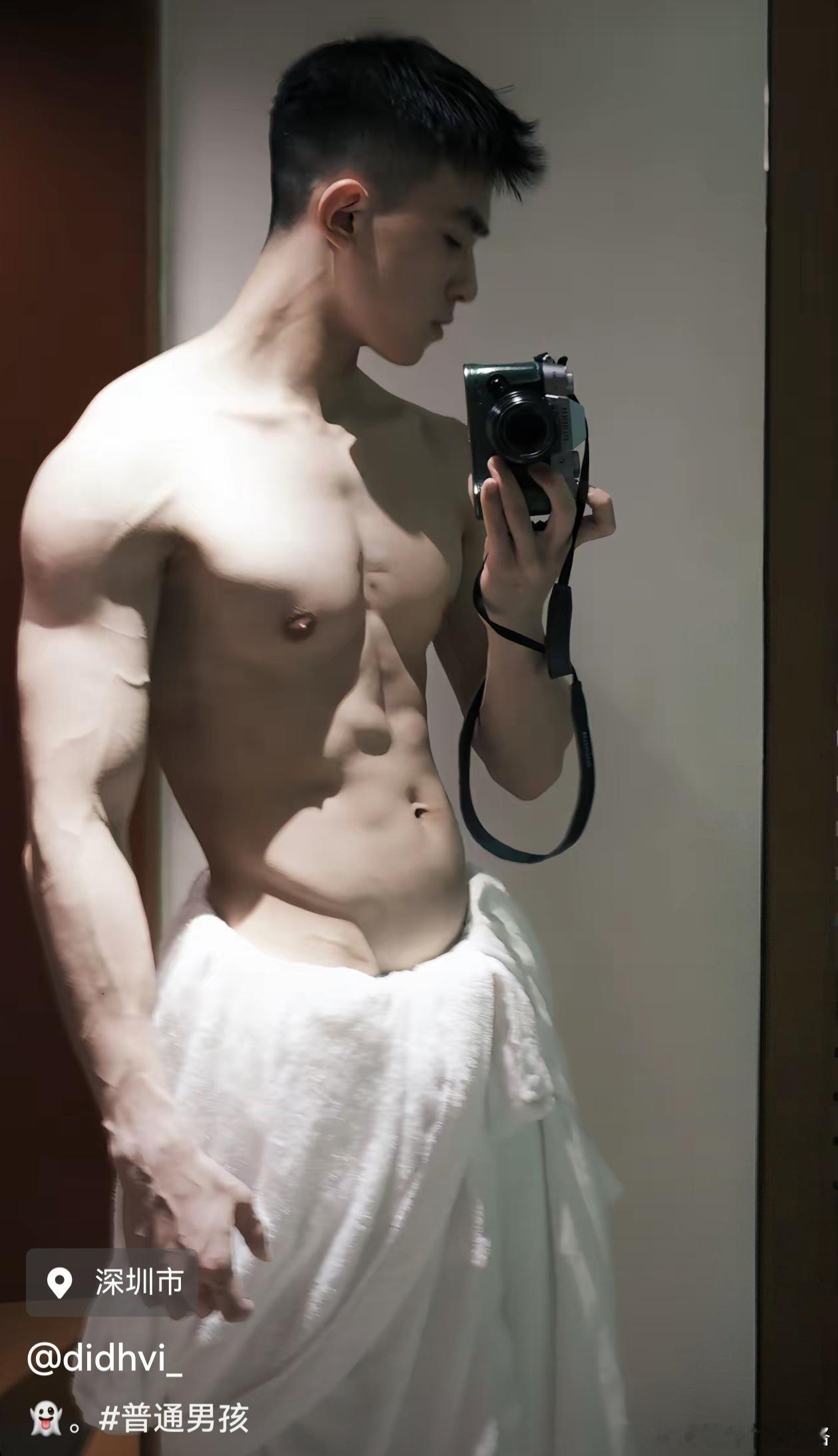 有没有觉得腰间的那两条鲨鱼线非常性感？ ​​​