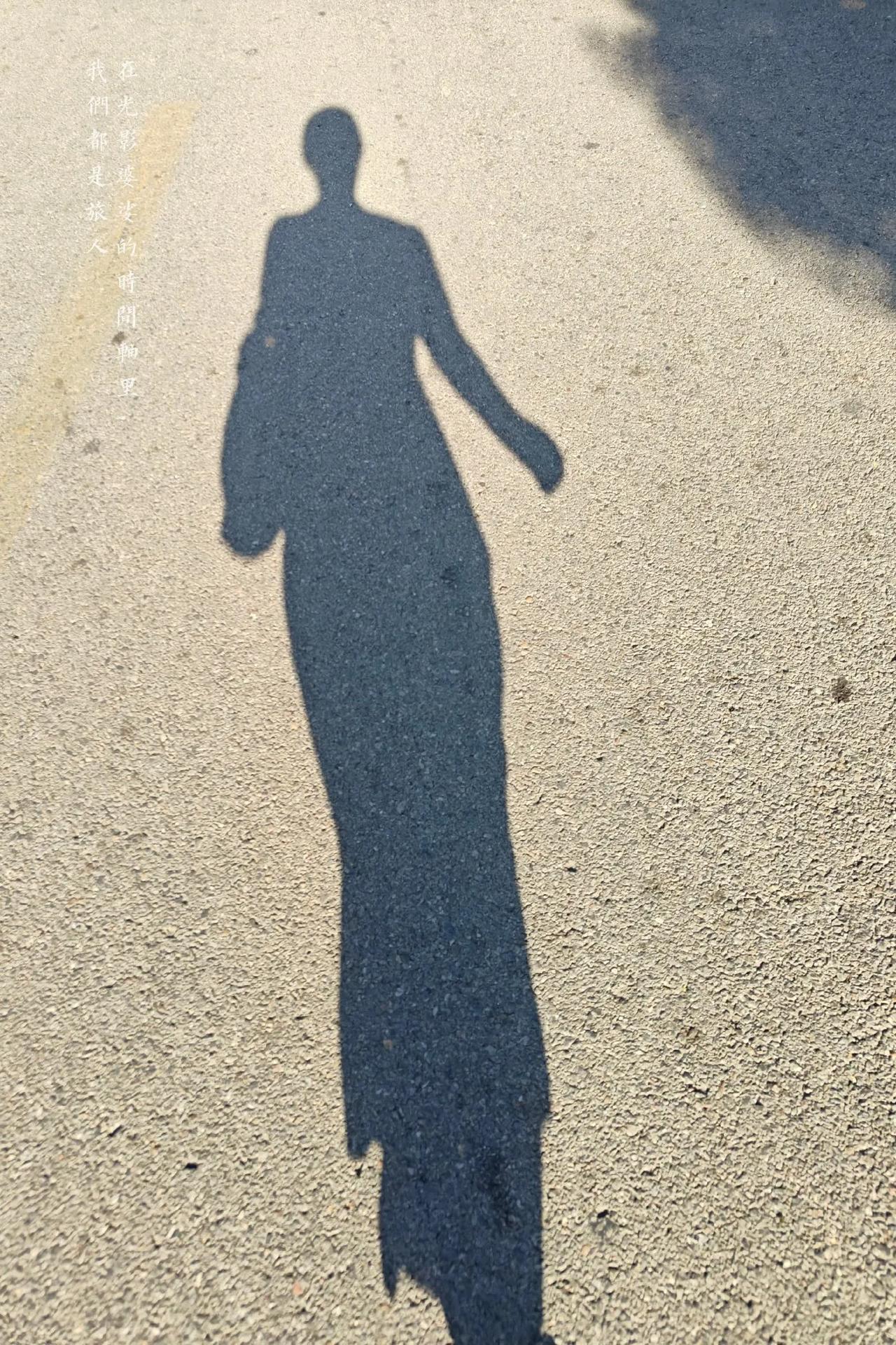 阳光下的影子，旅行的足迹足迹照片 户外足迹 足迹阳光沙滩 足迹打卡时光 自由行走
