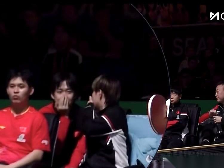 你发现没？现在国乒这帮人聊天，一个个都跟地下党接头似的。
手，必须捂嘴。
眼神，