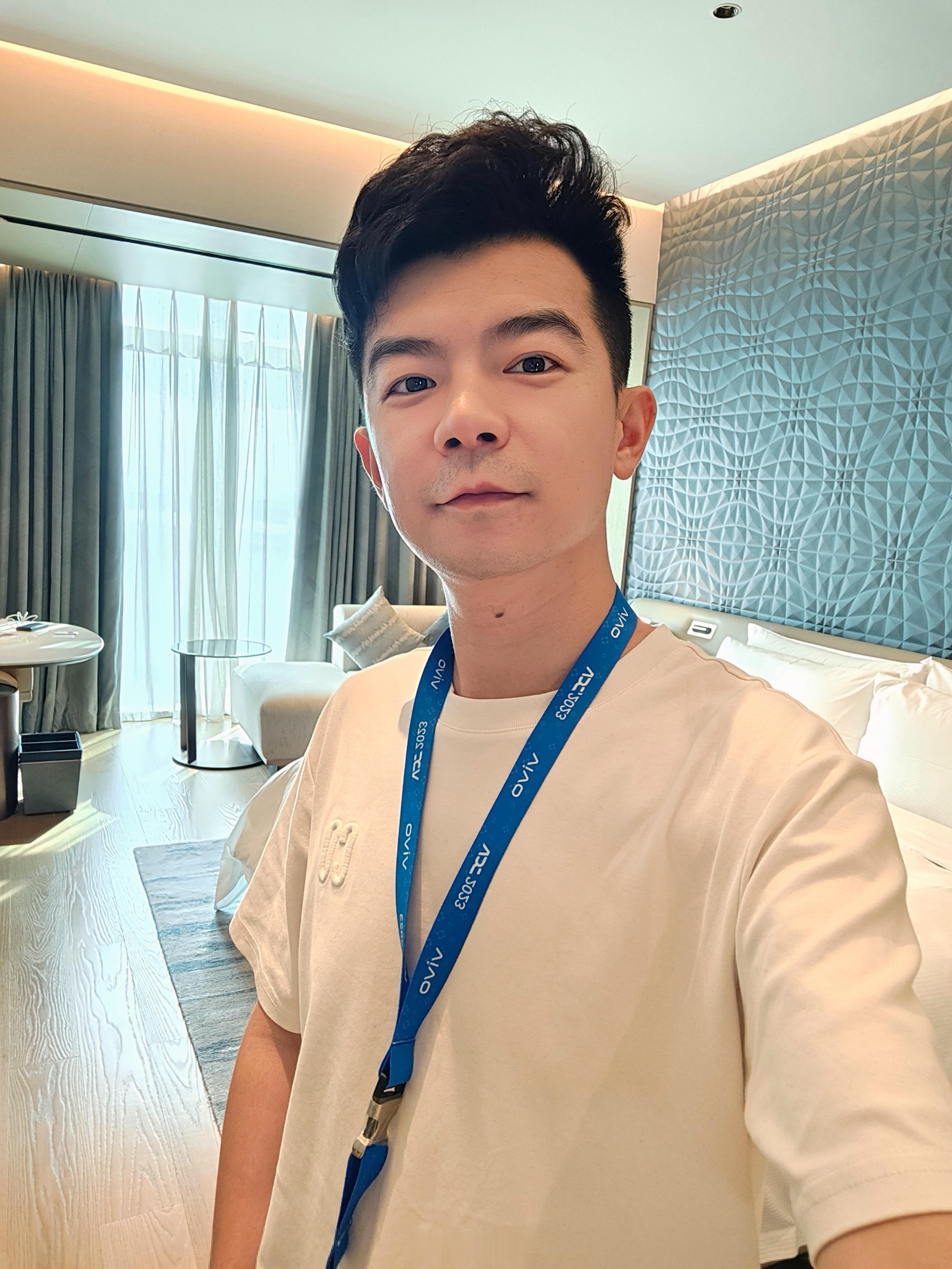 我在 2011 年做的近视手术，已经十四年多了。术后持续使用数码产品，双眼视力依