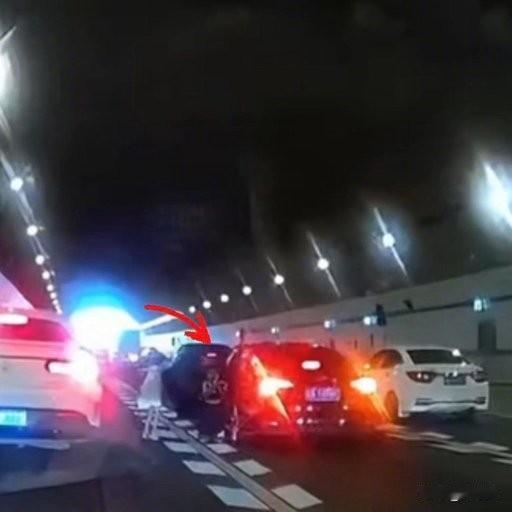 隧道里那声“救我妈妈”！广州男孩一跪，过路司机全停了
 
广州一条隧道里，轿车撞