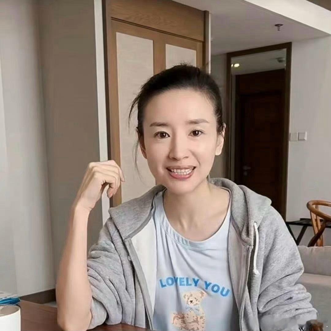 女明星可不能太瘦，看看董洁就明白，瘦得只剩皮包骨，让人看起来苍老。完美的骨相也无