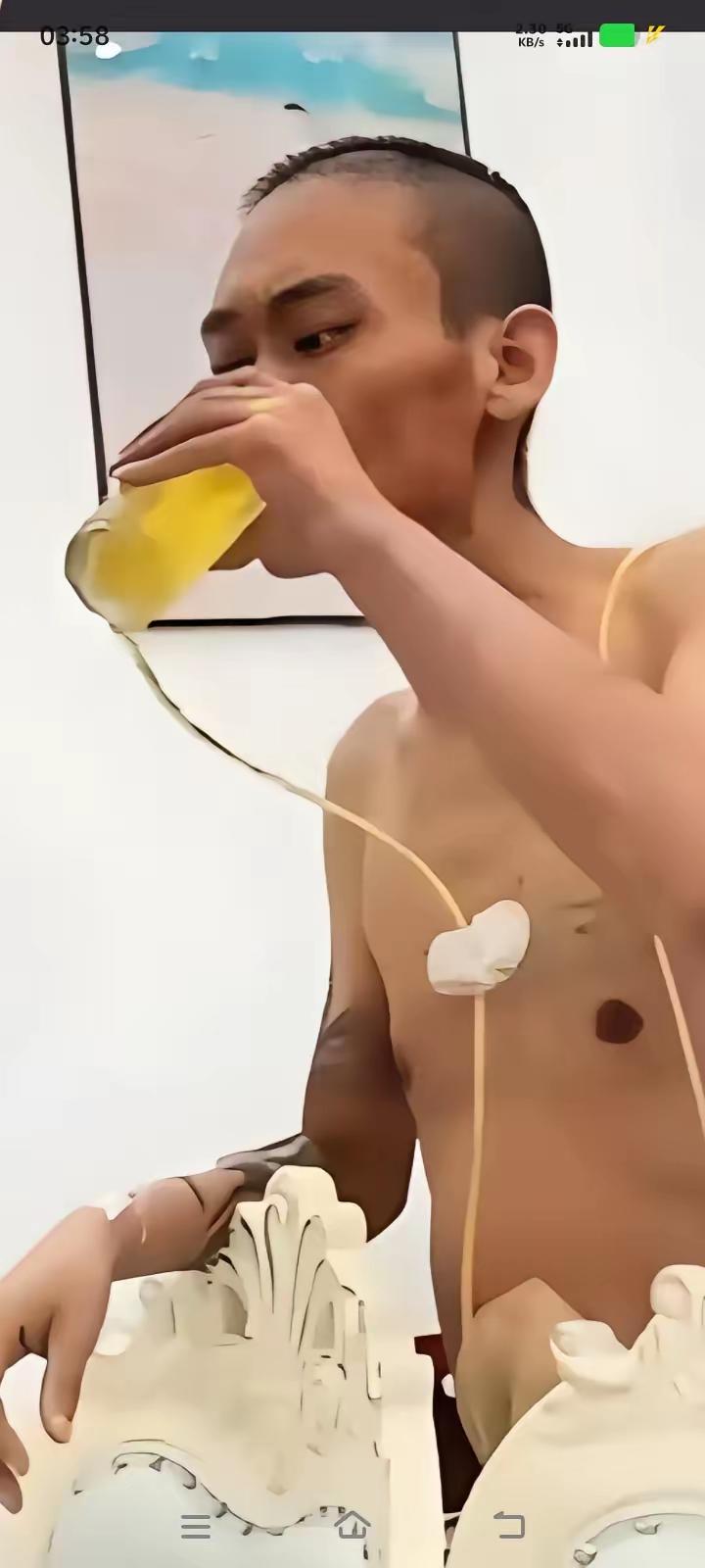 心酸！这看似是“想开了”，背后却是无尽的无奈。男子身患癌症晚期，面对无力回天的病