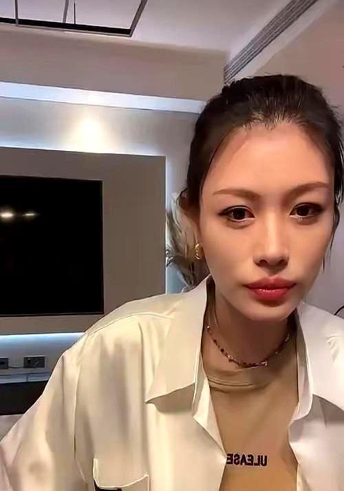 葛荟婕直播说汪峰长得一般，但夸他有本事。
女儿小苹果靠爹妈资源，音乐路越走越宽。