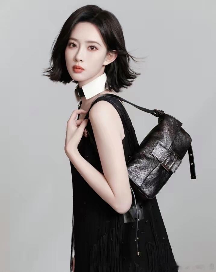 张雪迎、杨紫、孟子义同款代言照里，拍得最出片的确实是孟子义。张雪迎这组头身比看起